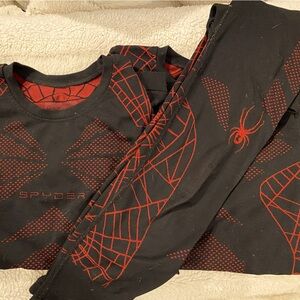Kids spyder base layer includes 2 tops and one pant